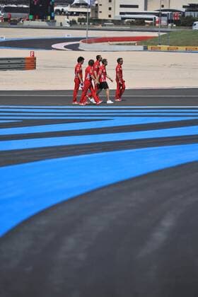 Sebastian Vettel Scuderia Ferrari visits the track with team members Grand Prix of France 2018 Race Motorsport Formula 1 21 06 2018 Grand Prix of France 2018 Race Motorsport Formula 1 21 06 2018 Le Castellet Copyright: xIllman Eibner-Pressefotox EP_eer