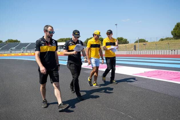 Carlos Sainz Renault Sport Formula One team visits the track with team members Grand Prix of France 2018 Race Motorsport Formula 1 21 06 2018 Grand Prix of France 2018 Race Motorsport Formula 1 21 06 2018 Le Castellet Copyright: xIllman Eibner-Pressefotox EP_eer