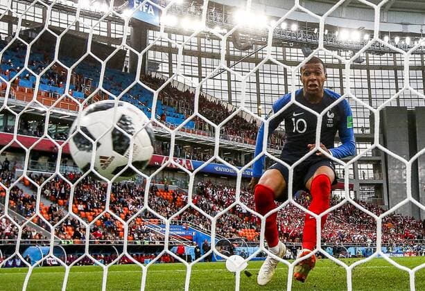 Bilder des Tages - SPORT YEKATERINBURG, RUSSIA - JUNE 21, 2018: France s Kylian Mbappe scores a goal in the 2018 FIFA World Cup WM Weltmeisterschaft Fussball Group C Round 2 football match against Peru at Yekaterinburg Arena. Valery Sharifulin TASS  TS085920