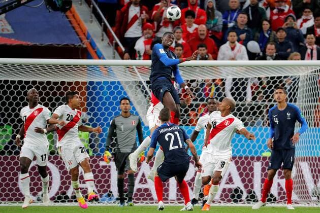Bilder des Tages - SPORT French midfielder Paul Pogba (top) heads the ball during the FIFA World Cup WM Weltmeisterschaft Fussball 2018 Group C soccer match between France and Peru, in Ekaterinburg, Russia, 21 June 2018. FRANCE VS. PERU !ACHTUNG: NUR REDAKTIONELLE NUTZUNG!  Copyright: xLavandeiraxjrx FWC22-89 20180621-636652020797232458