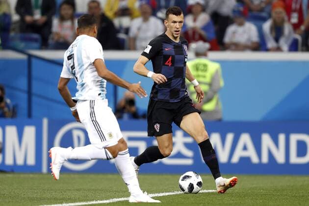 (l-r) Gabriel Mercado of Argentina, Ivan Perisic of Croatia during the 2018 FIFA World Cup WM Weltmeisterschaft Fussball Russia group D match between Argentina and Croatia at the Novgorod stadium on June 21, 2018 in Nizhny Novgorod, Russia FIFA World Cup 2018 Russia 2017 2018 xVIxVIxImagesx xMauricexvanxSteenxWKxIVx 11266197