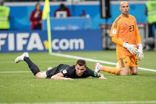 21.06.2018 NIZNY NOWOGROD NIZHNY NOVGOROD PILKA NOZNA (FOOTBALL) MISTRZOSTWA SWIATA ROSJA 2018 FIFA World Cup WM Weltmeisterschaft Fussball RUSSIA 2018 ARGENTYNA - CHORWACJA (ARGENTINA-CROATIA) NZ MARIO MANDZUKIC WILFREDO CABALLERO FOTO LUKASZ SKWIOT CYFRASPORT NEWSPIX.PL --- Newspix.pl  20180621CSLS0035