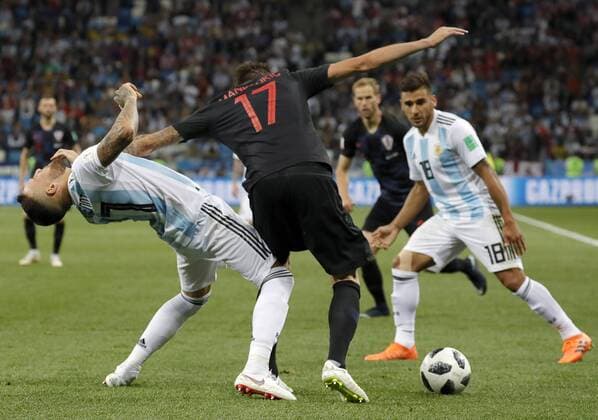 Bilder des Tages - SPORT Bilder des Tages - SPORT NIZHNY NOVGOROD, RUSSIA â€“ JUNE 21, 2018: Argentina s Nicolas Otamendi (L), Croatia s Mario Mandzukic (C), and Argentina s Eduardo Salvio (R front) in a First Stage Group D football match between Argentina and Croatia at Nizhny Novgorod Stadium at FIFA World Cup WM Weltmeisterschaft Fussball Russia 2018. Mikhail Japaridze TASS  TS0859BC