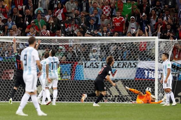 Croatian midfielder Luka Modric (C) scores during the FIFA World Cup WM Weltmeisterschaft Fussball 2018 Group D soccer match between Argentina and Croatia, in Nizhni Novgorod, Russia, 21 June 2018. ARGENTINA VS. CROATIA !ACHTUNG: NUR REDAKTIONELLE NUTZUNG!  Copyright: xKikoxHuescax FWC23-122 20180621-636652143898095140