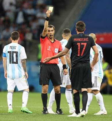 (180621) -- NIZHNY NOVGOROD, June 21, 2018 -- The referee gives a yellow card to Mario Mandzukic (R front) of Croatia during the 2018 FIFA World Cup WM Weltmeisterschaft Fussball Group D match between Argentina and Croatia in Nizhny Novgorod, Russia, June 21, 2018. Croatia won 3-0. ) (SP)RUSSIA-NIZHNY NOVGOROD-2018 WORLD CUP-GROUP D-ARGENTINA VS CROATIA YangxLei 