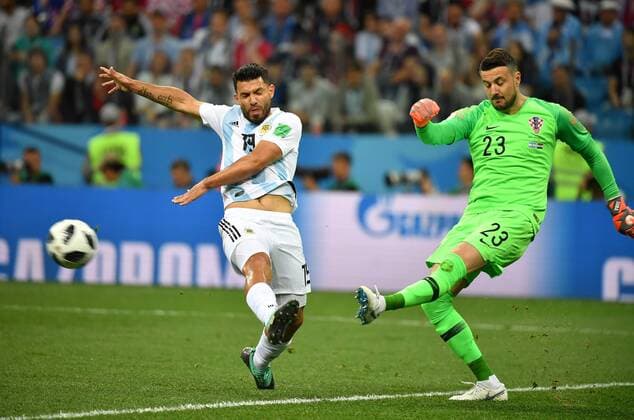 (180621) -- NIZHNY NOVGOROD, June 21, 2018 -- Sergio Aguero (L) of Argentina vies with Croatia s goalkeeper Danijel Subasic during the 2018 FIFA World Cup WM Weltmeisterschaft Fussball Group D match between Argentina and Croatia in Nizhny Novgorod, Russia, June 21, 2018. Croatia won 3-0. ) (SP)RUSSIA-NIZHNY NOVGOROD-2018 WORLD CUP-GROUP D-ARGENTINA VS CROATIA LixGa 