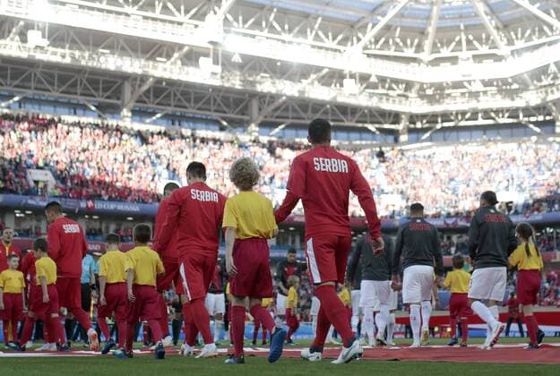 KALININGRAD, RUSSIA - JUNE 22, 2018: The national football teams of Serbia (front) and Switzerland before the kick off of a First Stage Group E football match between Serbia and Switzerland at Kaliningrad Stadium (Baltika Arena) at FIFA World Cup WM Weltmeisterschaft Fussball Russia 2018. Denis Tyrin TASS  TS085CE7