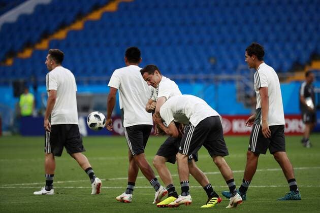 WM 2018, Training Nationalteam Mexiko Mexico s players Andres Guardado (C) and Hirving Lozano (2R) participate in a training session in Rostov-on-Don, Russia 22 June 2018. South Korea will play Mexico in their FIFA World Cup WM Weltmeisterschaft Fussball 2018 Group F match 23 June 2018. Mexico training !ACHTUNG: NUR REDAKTIONELLE NUTZUNG!  Copyright: xJoséxMéndezx ROS109 20180622-636652998288072055