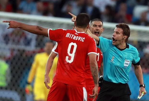 Bilder des Tages - SPORT WM 2018, Serbien - Schweiz WM 2018, Serbien - Schweiz KALININGRAD, RUSSIA - JUNE 22, 2018: Serbia s Aleksandar Mitrovic (L), Aleksandar Kolarov (back), and referee Felix Brych in a First Stage Group E football match between Serbia and Switzerland at Kaliningrad Stadium (Baltika Arena) at FIFA World Cup WM Weltmeisterschaft Fussball Russia 2018. Sergei Fadeichev TASS  TS085CFB