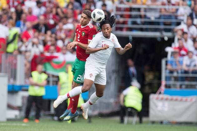 Achraf HAKIMI (li., MAR) gegen Gelson MARTINS (POR), Aktion, Zweikampf, Luftkampf, Portugal (POR) - Marokko (MAR) 1:0, Vorrunde, Gruppe B, Spiel 19, am 20.06.2018 in Moskau; Fussball Weltmeisterschaft 2018 in Russland vom 14.06. - 15.07.2018. Â *** Achraf HAKIMI li MAR vs Gelson MARTINS POR action duel air combat Portugal POR Morocco MAR 1 0 Preliminary Group B match 19 on 20 06 2018 in Moscow Football World Cup 2018 in Russia from 14 06 15 07 2018 Â