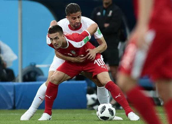 WM 2018, Serbien - Schweiz KALININGRAD, RUSSIA - JUNE 22, 2018: Serbia s Dusan Tadic (front) and Switzerland s Ricardo Rodriguez in a First Stage Group E football match between Serbia and Switzerland at Kaliningrad Stadium (Baltika Arena) at FIFA World Cup WM Weltmeisterschaft Fussball Russia 2018. Denis Tyrin TASS  TS085D41