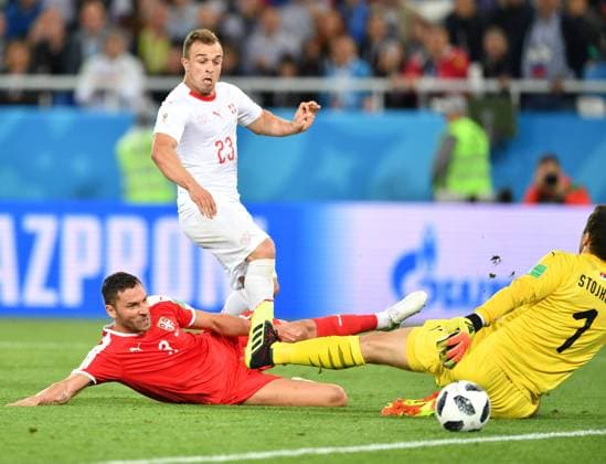 WM 2018, Serbien - Schweiz (180622) -- KALININGRAD, June 22, 2018 -- Xherdan Shaqiri (top) of Switzerland shoots to score during the 2018 FIFA World Cup WM Weltmeisterschaft Fussball Group E match between Switzerland and Serbia in Kaliningrad, Russia, June 22, 2018. Switzerland won 2-1. ) (SP)RUSSIA-KALININGRAD-2018 WORLD CUP-GROUP E-SWITZERLAND VS SERBIA LiuxDawei 