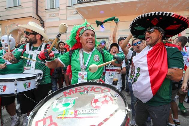 WM 2018, SÃ¼dkorea - Mexiko, Fans in Rostow am Don ROSTOV-ON-DON, RUSSIA â€“ JUJNE 23, 2018: Supporters of the Mexican men s national football team playing drums in a street ahead of their 2018 FIFA World Cup WM Weltmeisterschaft Fussball Group F match against South Korea. Sergei Savostyanov TASS  TS085DD8