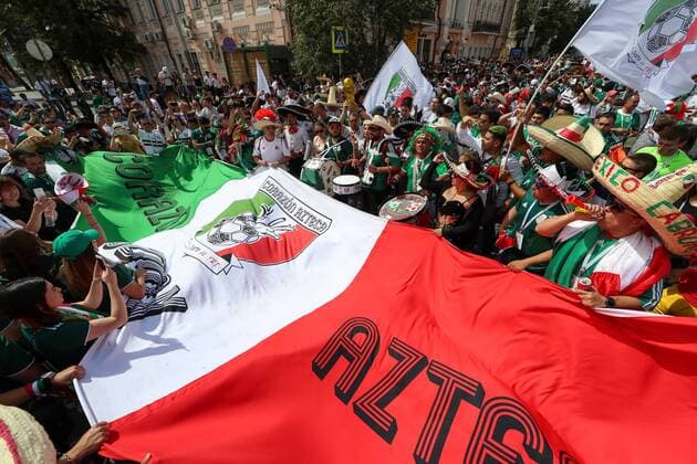 WM 2018, SÃ¼dkorea - Mexiko, Fans in Rostow am Don ROSTOV-ON-DON, RUSSIA â€“ JUJNE 23, 2018: Supporters of the Mexican men s national football team unfurl a huge national flag in a street ahead of their 2018 FIFA World Cup WM Weltmeisterschaft Fussball Group F match against South Korea. Sergei Savostyanov TASS  TS085DDA