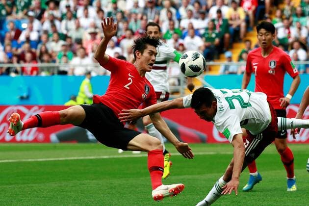 WM 2018, Südkorea - Mexiko Mexican forward Hirving Lozano (C) and South Korean defender Lee Yong (L) during the FIFA World Cup WM Weltmeisterschaft Fussball 2018 Group F soccer match between Korea Republic and Mexico, in Rostov-On-Don, Russia, 23 June 2018. KOREA REPUBLIC VS. MEXICO !ACHTUNG: NUR REDAKTIONELLE NUTZUNG!  Copyright: xJosexMendezx FWC28-10 20180623-636653712217263159