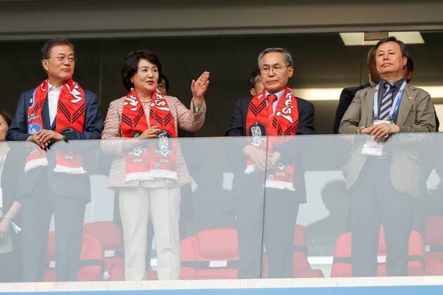 WM 2018, SÃ¼dkorea - Mexiko ROSTOV-ON-DON, RUSSIA â€“ JUJNE 23, 2018: South Korea s President Moon Jae-in, his wife Kim Jung-sook, and South Korean Ambassador to Russia Woo Yoon Keun (L-R) watch the 2018 FIFA World Cup WM Weltmeisterschaft Fussball Group F match between South Korea and Mexico at Rostov Arena Stadium. Sergei Savostyanov TASS  TS085E70