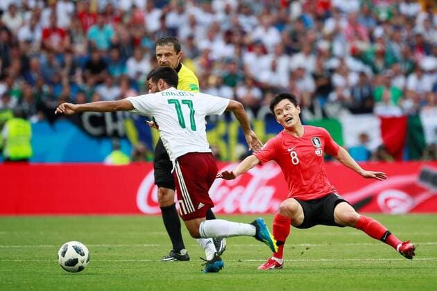 WM 2018, Südkorea - Mexiko Mexican forward Vela and South Korean midfielder Ju Se-jong (R) during the FIFA World Cup WM Weltmeisterschaft Fussball 2018 Group F soccer match between Korea Republic and Mexico, in Rostov-On-Don, Russia, 23 June 2018. KOREA REPUBLIC VS. MEXICO !ACHTUNG: NUR REDAKTIONELLE NUTZUNG!  Copyright: xJosexMendezx FWC28-22 20180623-636653716583820088