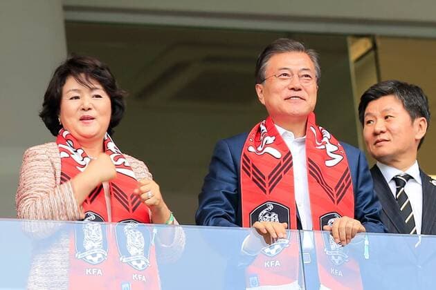 WM 2018, SÃ¼dkorea - Mexiko ROSTOV-ON-DON, RUSSIA â€“ JUJNE 23, 2018: South Korea s President Moon Jae-in (C) and his wife Kim Jung-sook watch the 2018 FIFA World Cup WM Weltmeisterschaft Fussball Group F football match between South Korea and Mexico at Rostov Arena Stadium. Valery Matytsin TASS  TS085E81