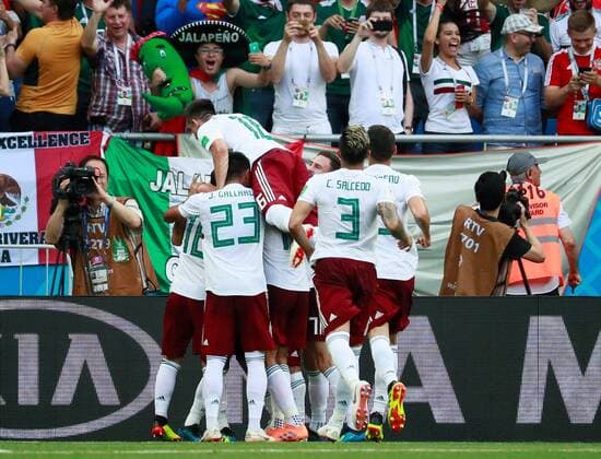WM 2018, Südkorea - Mexiko Mexican players celebrate after Mexican forward Vela scored a penalty kick during the FIFA World Cup WM Weltmeisterschaft Fussball 2018 Group F soccer match between Korea Republic and Mexico, in Rostov-On-Don, Russia, 23 June 2018. KOREA REPUBLIC VS. MEXICO !ACHTUNG: NUR REDAKTIONELLE NUTZUNG!  Copyright: xJosexMendezx FWC28-30 20180623-636653719418975388