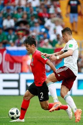 WM 2018, Südkorea - Mexiko Mexican forward Javier Hernandez (R) and South Korean defender Lee Yong during the FIFA World Cup WM Weltmeisterschaft Fussball 2018 Group F soccer match between Korea Republic and Mexico, in Rostov-On-Don, Russia, 23 June 2018. KOREA REPUBLIC VS. MEXICO !ACHTUNG: NUR REDAKTIONELLE NUTZUNG!  Copyright: xJosexMendezx FWC28-39 20180623-636653722284926358