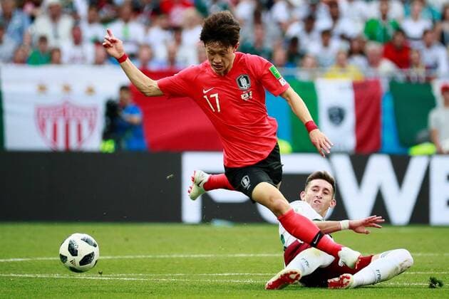 WM 2018, Südkorea - Mexiko Mexican midfielder Hector Herrera (R) and South Korean midfielder Lee Jae-sung during the FIFA World Cup WM Weltmeisterschaft Fussball 2018 Group F soccer match between Korea Republic and Mexico, in Rostov-On-Don, Russia, 23 June 2018. KOREA REPUBLIC VS. MEXICO !ACHTUNG: NUR REDAKTIONELLE NUTZUNG!  Copyright: xJosexMendezx FWC28-40 20180623-636653722371333167