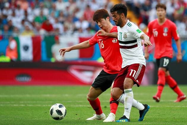 WM 2018, Südkorea - Mexiko Mexican forward Vela (R) and South Korean midfielder Ki Sung-yueng during the FIFA World Cup WM Weltmeisterschaft Fussball 2018 Group F soccer match between Korea Republic and Mexico, in Rostov-On-Don, Russia, 23 June 2018. KOREA REPUBLIC VS. MEXICO !ACHTUNG: NUR REDAKTIONELLE NUTZUNG!  Copyright: xJosexMendezx FWC28-46 20180623-636653724525251134