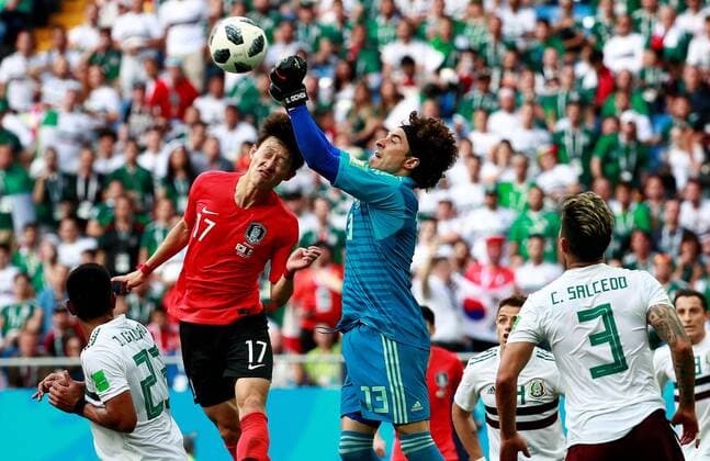 WM 2018, Südkorea - Mexiko Mexican goalkeeper Ochoa (CR) and South Korean midfielder Lee Jae-sung (CL) during the FIFA World Cup WM Weltmeisterschaft Fussball 2018 Group F soccer match between Korea Republic and Mexico, in Rostov-On-Don, Russia, 23 June 2018. KOREA REPUBLIC VS. MEXICO !ACHTUNG: NUR REDAKTIONELLE NUTZUNG!  Copyright: xJosexMendezx FWC28-50 20180623-636653726667139867