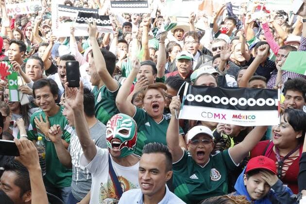 WM 2018, Südkorea - Mexiko, Public Viewing in Mexico-City Fans cheer during the broadcast of the 2018 World Cup match between Mexico and South Korea, at the Zocalo, in Mexico City, Mexico, 23 June 2018. Fans support Mexican national soccer team from the Zocalo in Mexico City !ACHTUNG: NUR REDAKTIONELLE NUTZUNG!  Copyright: xJORGExNUÑEZx MEX101 20180623-636653738365014638
