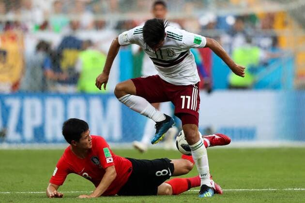WM 2018, SÃ¼dkorea - Mexiko ROSTOV-ON-DON, RUSSIA â€“ JUNE 23, 2018: South Korea s Ju Se-jong (L) and Mexico s Carlos Vela in action in their 2018 FIFA World Cup WM Weltmeisterschaft Fussball Group F football match at Rostov Arena Stadium. Sergei Savostyanov TASS  TS085EA1