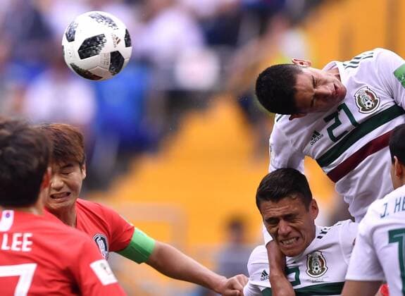 WM 2018, Südkorea - Mexiko (180623) -- ROSTOV-ON-DON, June 23, 2018 -- Edson Alvarez (R top) of Mexico competes for a header during the 2018 FIFA World Cup WM Weltmeisterschaft Fussball Group F match between South Korea and Mexico in Rostov-on-Don, Russia, June 23, 2018. ) (SP)RUSSIA-ROSTOV-ON-DON-2018 WORLD CUP-GROUP F-SOUTH KOREA VS MEXICO ChenxYichen 