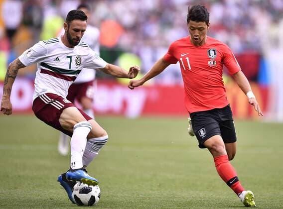 WM 2018, Südkorea - Mexiko (180623) -- ROSTOV-ON-DON, June 23, 2018 -- Hwang Heechan (R) of South Korea vies with Miguel Layun of Mexico during the 2018 FIFA World Cup WM Weltmeisterschaft Fussball Group F match between South Korea and Mexico in Rostov-on-Don, Russia, June 23, 2018. ) (SP)RUSSIA-ROSTOV-ON-DON-2018 WORLD CUP-GROUP F-SOUTH KOREA VS MEXICO ChenxYichen 