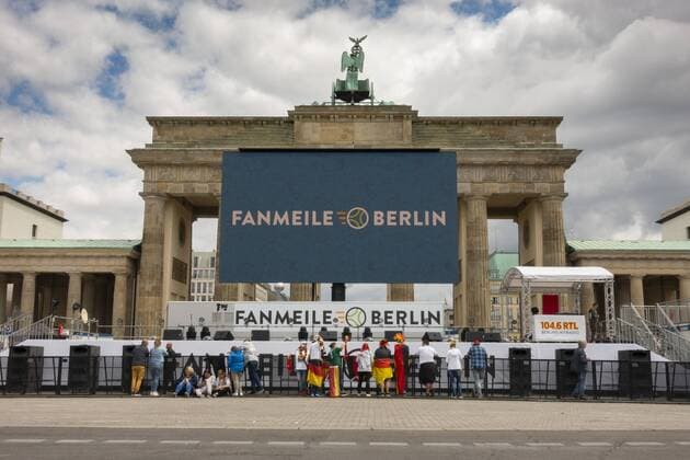 Die Bühne auf der Fanmeile zur Fußball-Weltmeisterschaft am Brandenburger Tor auf der Straße des 17. Juni in Berlin-Tiergarten. Foto: Volker Hohlfeld WM-Fanmeile Berlin *** The stage on the fan mile for the football World Cup at the Brandenburg Gate on the street of June 17 in Berlin Tiergarten Photo Volker Hohlfeld WM fan mile Berlin