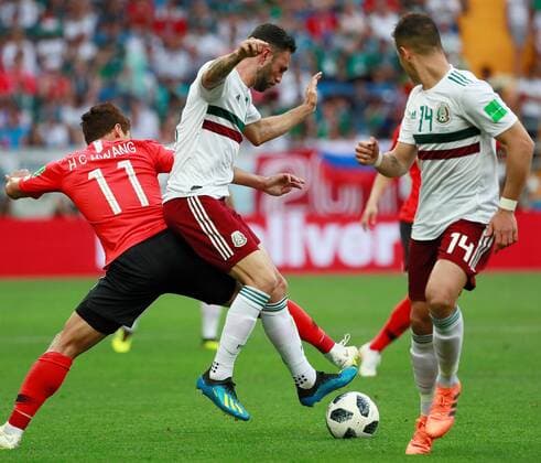 WM 2018, Südkorea - Mexiko Mexican defender Miguel Layun (C) and South Korean forward Hwang Hee-chan (L) during the FIFA World Cup WM Weltmeisterschaft Fussball 2018 Group F soccer match between Korea Republic and Mexico, in Rostov-On-Don, Russia, 23 June 2018. KOREA REPUBLIC VS. MEXICO !ACHTUNG: NUR REDAKTIONELLE NUTZUNG!  Copyright: xJosexMendezx FWC28-60 20180623-636653744355470859