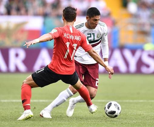 WM 2018, Südkorea - Mexiko WM 2018, Südkorea - Mexiko (180623) -- ROSTOV-ON-DON, June 23, 2018 -- Hwang Heechan (L) of South Korea vies with Edson Alvarez of Mexico during the 2018 FIFA World Cup WM Weltmeisterschaft Fussball Group F match between South Korea and Mexico in Rostov-on-Don, Russia, June 23, 2018. ) (SP)RUSSIA-ROSTOV-ON-DON-2018 WORLD CUP-GROUP F-SOUTH KOREA VS MEXICO ChenxYichen 