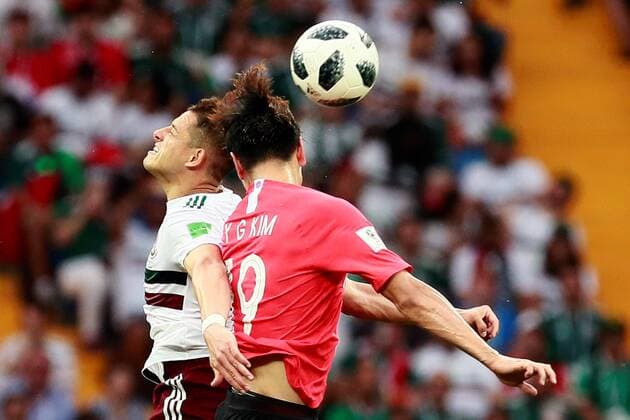 WM 2018, Südkorea - Mexiko Mexican forward Javier Hernandez (L) and South Korean defender Kim Young-gwon during the FIFA World Cup WM Weltmeisterschaft Fussball 2018 Group F soccer match between Korea Republic and Mexico, in Rostov-On-Don, Russia, 23 June 2018. KOREA REPUBLIC VS. MEXICO !ACHTUNG: NUR REDAKTIONELLE NUTZUNG!  Copyright: xJosexMendezx FWC28-97 20180623-636653763339326909