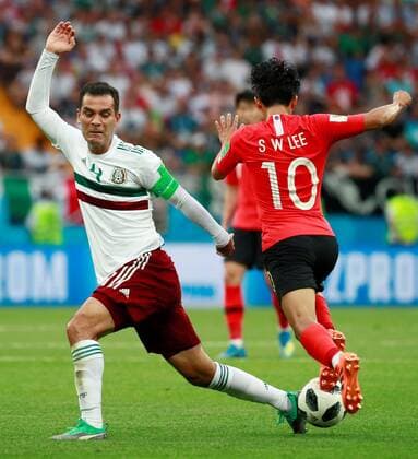 WM 2018, Südkorea - Mexiko Mexican defender Rafael Marquez (L)and South Korean forward Lee Seung-woo during the FIFA World Cup WM Weltmeisterschaft Fussball 2018 Group F soccer match between Korea Republic and Mexico, in Rostov-On-Don, Russia, 23 June 2018. KOREA REPUBLIC VS. MEXICO !ACHTUNG: NUR REDAKTIONELLE NUTZUNG!  Copyright: xJosexMendezx FWC28-98 20180623-636653764621365254