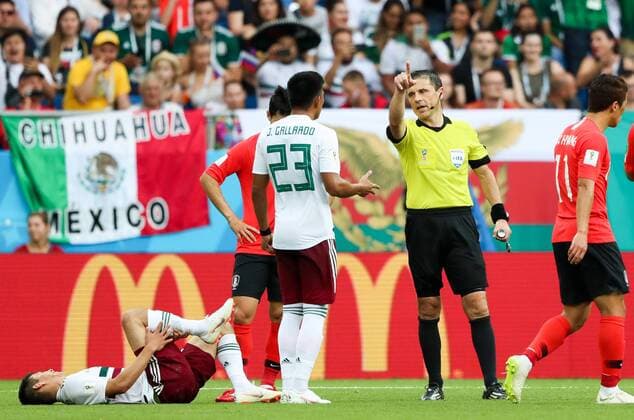 WM 2018, SÃ¼dkorea - Mexiko ROSTOV-ON-DON, RUSSIA â€“ JUNE 23, 2018: Mexico s Hirving Lozano, Jesus Gallardo talk to referee Milorad Mazic (L-R) in their 2018 FIFA World Cup WM Weltmeisterschaft Fussball Group F football match against South Korea at Rostov Arena Stadium. Sergei Savostyanov TASS  TS085ED5