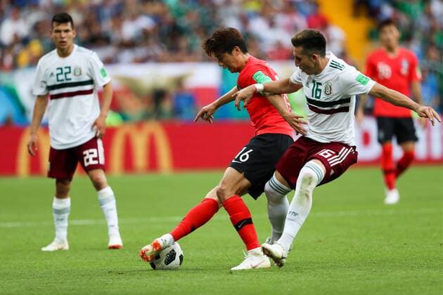 WM 2018, SÃ¼dkorea - Mexiko ROSTOV-ON-DON, RUSSIA â€“ JUNE 23, 2018: South Korea s Ki Sung-yueng (L) and Mexico s Hector Herrera in action in their 2018 FIFA World Cup WM Weltmeisterschaft Fussball Group F football match at Rostov Arena Stadium. Team Mexico won the game 2:1. Sergei Savostyanov TASS  TS085EE4