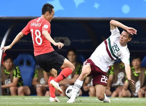 WM 2018, Südkorea - Mexiko (180623) -- ROSTOV-ON-DON, June 23, 2018 -- Moon Seonmin (L) of South Korea vies with Hirving Lozano of Mexico during the 2018 FIFA World Cup WM Weltmeisterschaft Fussball Group F match between South Korea and Mexico in Rostov-on-Don, Russia, June 23, 2018. ) (SP)RUSSIA-ROSTOV-ON-DON-2018 WORLD CUP-GROUP F-SOUTH KOREA VS MEXICO ChenxYichen 