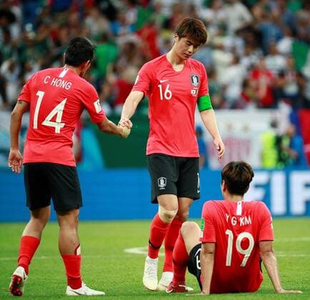 WM 2018, Südkorea - Mexiko (L-R) South Korean defender Hong Chul, South Korean midfielder Ki Sung-yueng, and South Korean defender Kim Young-gwon at the end of the FIFA World Cup WM Weltmeisterschaft Fussball 2018 Group F soccer match between Korea Republic and Mexico, in Rostov-On-Don, Russia, 23 June 2018. KOREA REPUBLIC VS. MEXICO !ACHTUNG: NUR REDAKTIONELLE NUTZUNG!  Copyright: xJosexMendezx FWC28-125 20180623-636653777594967179