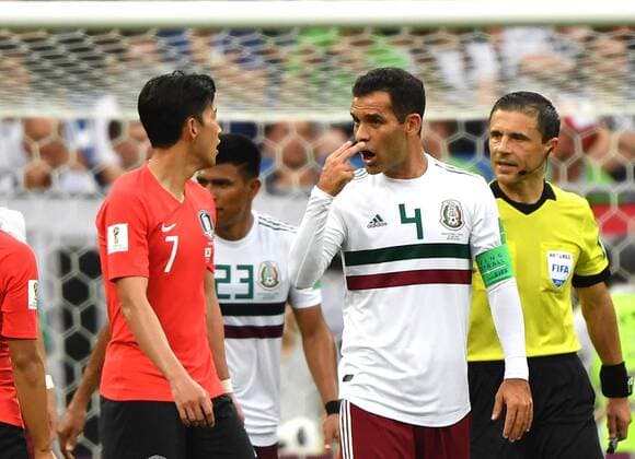 WM 2018, Südkorea - Mexiko (180623) -- ROSTOV-ON-DON, June 23, 2018 -- Rafael Marquez (2nd R) of Mexico talks with Son Heungmin of South Korea during the 2018 FIFA World Cup WM Weltmeisterschaft Fussball Group F match between South Korea and Mexico in Rostov-on-Don, Russia, June 23, 2018. ) (SP)RUSSIA-ROSTOV-ON-DON-2018 WORLD CUP-GROUP F-SOUTH KOREA VS MEXICO LixGa 