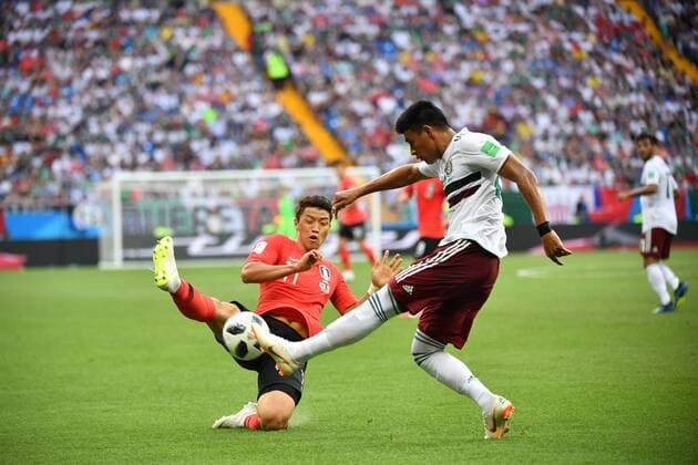 WM 2018, Südkorea - Mexiko (180623) -- ROSTOV-ON-DON, June 23, 2018 -- Hwang Heechan (L) of South Korea vies with Jesus Gallardo of Mexico during the 2018 FIFA World Cup WM Weltmeisterschaft Fussball Group F match between South Korea and Mexico in Rostov-on-Don, Russia, June 23, 2018. ) (SP)RUSSIA-ROSTOV-ON-DON-2018 WORLD CUP-GROUP F-SOUTH KOREA VS MEXICO LixGa 