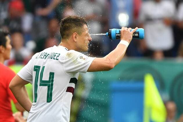 WM 2018, Südkorea - Mexiko (180623) -- ROSTOV-ON-DON, June 23, 2018 -- Javier Hernandez of Mexico sprays water on his face during the 2018 FIFA World Cup WM Weltmeisterschaft Fussball Group F match between South Korea and Mexico in Rostov-on-Don, Russia, June 23, 2018. ) (SP)RUSSIA-ROSTOV-ON-DON-2018 WORLD CUP-GROUP F-SOUTH KOREA VS MEXICO LixGa 