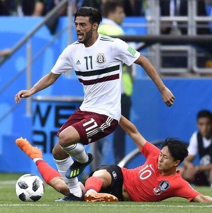 WM 2018, Südkorea - Mexiko (180623) -- ROSTOV-ON-DON, June 23, 2018 -- Lee Seungwoo (bottom) of South Korea vies with Carlos Vela of Mexico during the 2018 FIFA World Cup WM Weltmeisterschaft Fussball Group F match between South Korea and Mexico in Rostov-on-Don, Russia, June 23, 2018. ) (SP)RUSSIA-ROSTOV-ON-DON-2018 WORLD CUP-GROUP F-SOUTH KOREA VS MEXICO ChenxYichen 