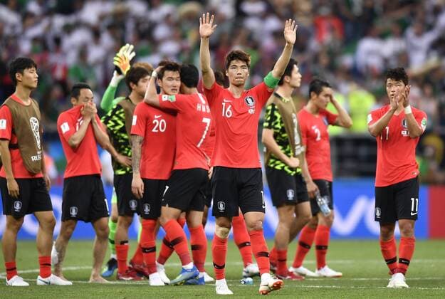 WM 2018, Südkorea - Mexiko (180623) -- ROSTOV-ON-DON, June 23, 2018 -- Players of South Korea greet the audience after the 2018 FIFA World Cup WM Weltmeisterschaft Fussball Group F match between South Korea and Mexico in Rostov-on-Don, Russia, June 23, 2018. Mexico won 2-1. ) (SP)RUSSIA-ROSTOV-ON-DON-2018 WORLD CUP-GROUP F-SOUTH KOREA VS MEXICO ChenxYichen 