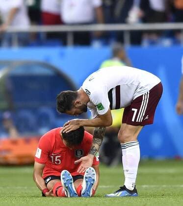 WM 2018, Südkorea - Mexiko (180623) -- ROSTOV-ON-DON, June 23, 2018 -- Miguel Layun (R) of Mexico comforts Jung Wooyoung of South Korea after the 2018 FIFA World Cup WM Weltmeisterschaft Fussball Group F match between South Korea and Mexico in Rostov-on-Don, Russia, June 23, 2018. Mexico won 2-1. ) (SP)RUSSIA-ROSTOV-ON-DON-2018 WORLD CUP-GROUP F-SOUTH KOREA VS MEXICO ChenxYichen 