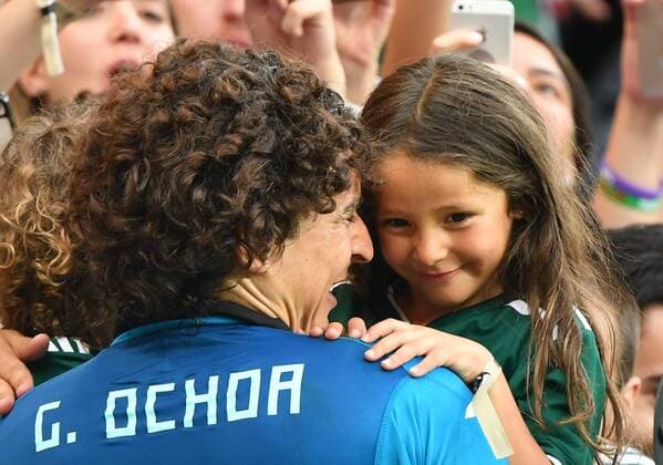 WM 2018, Südkorea - Mexiko (180623) -- ROSTOV-ON-DON, June 23, 2018 -- Mexico s goalkeeper Guillermo Ochoa (L) celebrates with his daughter after the 2018 FIFA World Cup WM Weltmeisterschaft Fussball Group F match between South Korea and Mexico in Rostov-on-Don, Russia, June 23, 2018. Mexico won 2-1. ) (SP)RUSSIA-ROSTOV-ON-DON-2018 WORLD CUP-GROUP F-SOUTH KOREA VS MEXICO LixGa 