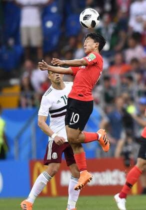 WM 2018, Südkorea - Mexiko (180623) -- ROSTOV-ON-DON, June 23, 2018 -- Lee Seungwoo (front) of South Korea competes for a header during the 2018 FIFA World Cup WM Weltmeisterschaft Fussball Group F match between South Korea and Mexico in Rostov-on-Don, Russia, June 23, 2018. Mexico won 2-1. ) (SP)RUSSIA-ROSTOV-ON-DON-2018 WORLD CUP-GROUP F-SOUTH KOREA VS MEXICO ChenxYichen 