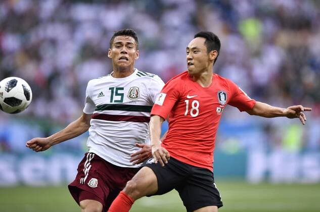 WM 2018, Südkorea - Mexiko (180623) -- ROSTOV-ON-DON, June 23, 2018 -- Moon Seonmin (R) of South Korea vies with Hector Moreno of Mexico during the 2018 FIFA World Cup WM Weltmeisterschaft Fussball Group F match between South Korea and Mexico in Rostov-on-Don, Russia, June 23, 2018. ) (SP)RUSSIA-ROSTOV-ON-DON-2018 WORLD CUP-GROUP F-SOUTH KOREA VS MEXICO ChenxYichen 