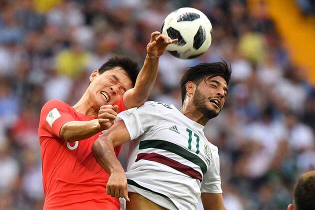 WM 2018, Südkorea - Mexiko (180623) -- ROSTOV-ON-DON, June 23, 2018 -- Carlos Vela (R) of Mexico competes for a header during the 2018 FIFA World Cup WM Weltmeisterschaft Fussball Group F match between South Korea and Mexico in Rostov-on-Don, Russia, June 23, 2018. Mexico won 2-1. ) (SP)RUSSIA-ROSTOV-ON-DON-2018 WORLD CUP-GROUP F-SOUTH KOREA VS MEXICO LixGa 